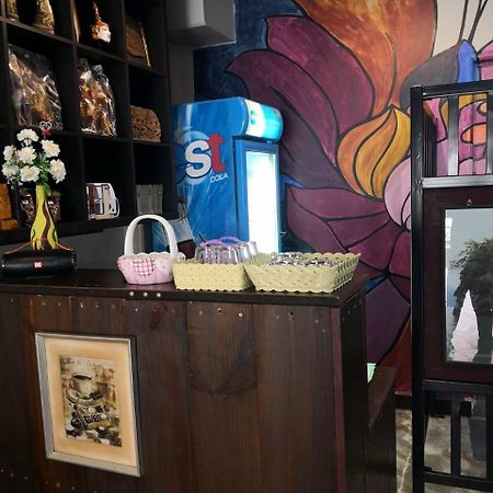 Feel Like Home Dormitory & Cafe 曼谷 外观 照片