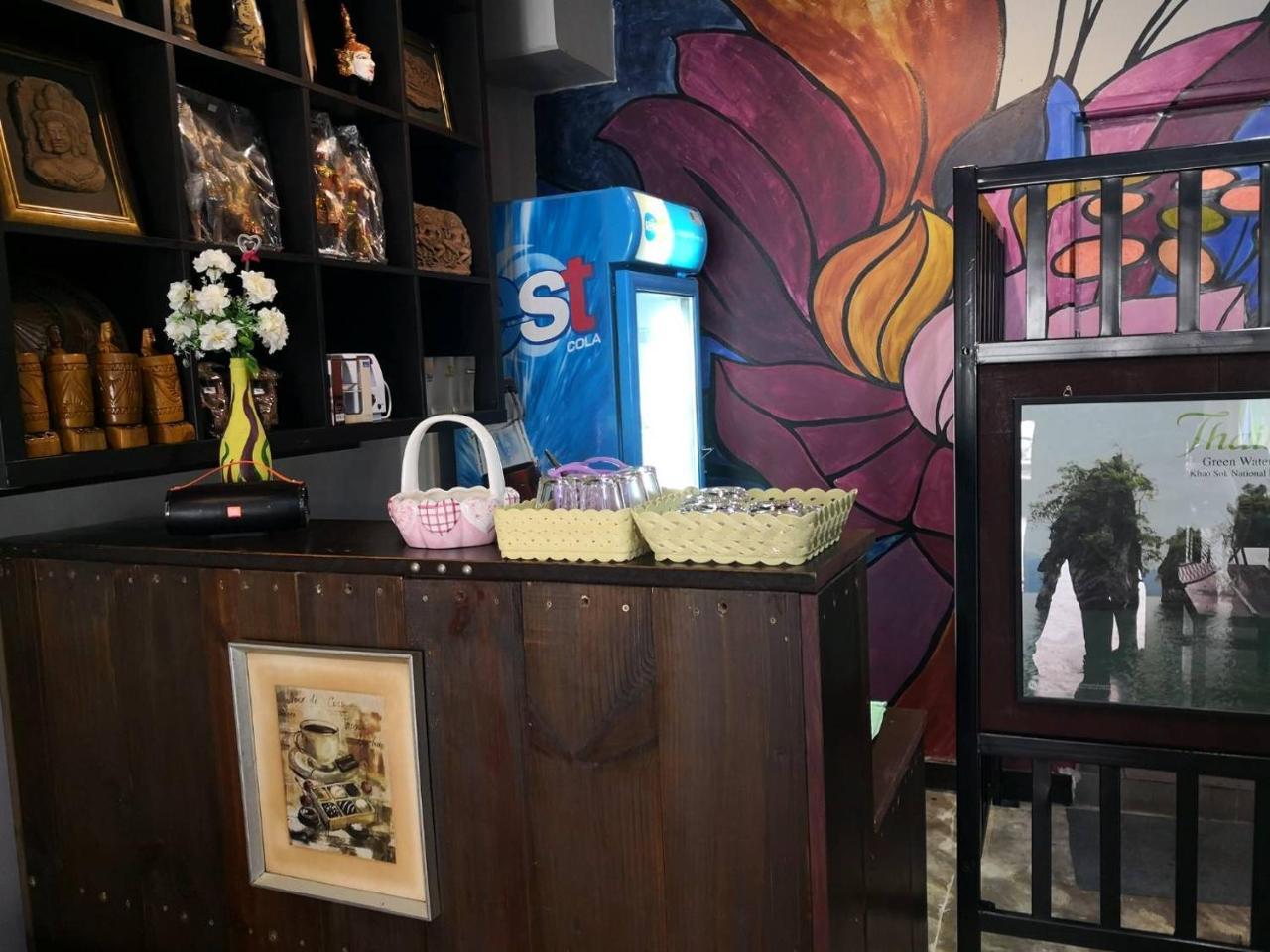 Feel Like Home Dormitory & Cafe 曼谷 外观 照片