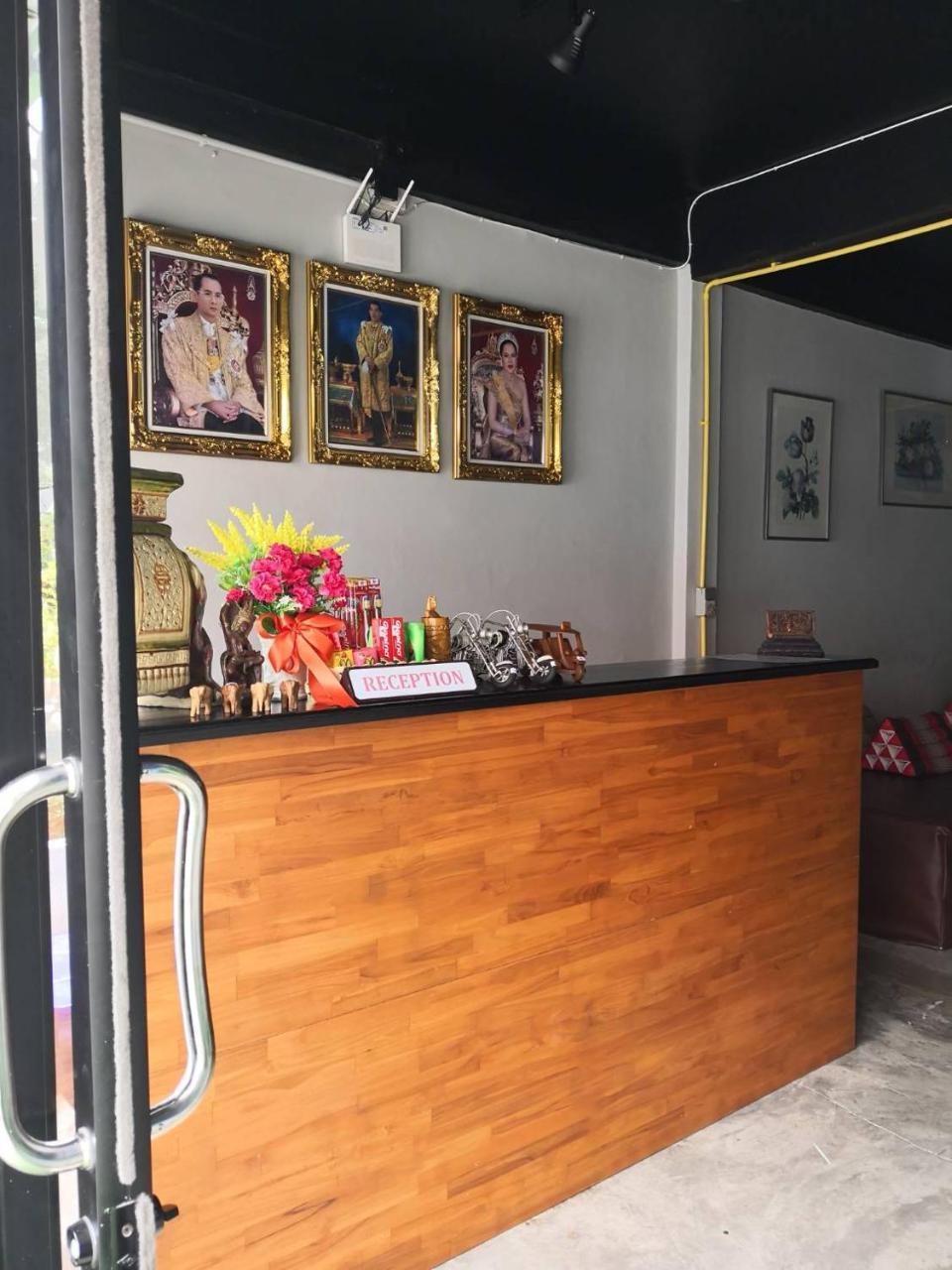 Feel Like Home Dormitory & Cafe 曼谷 外观 照片