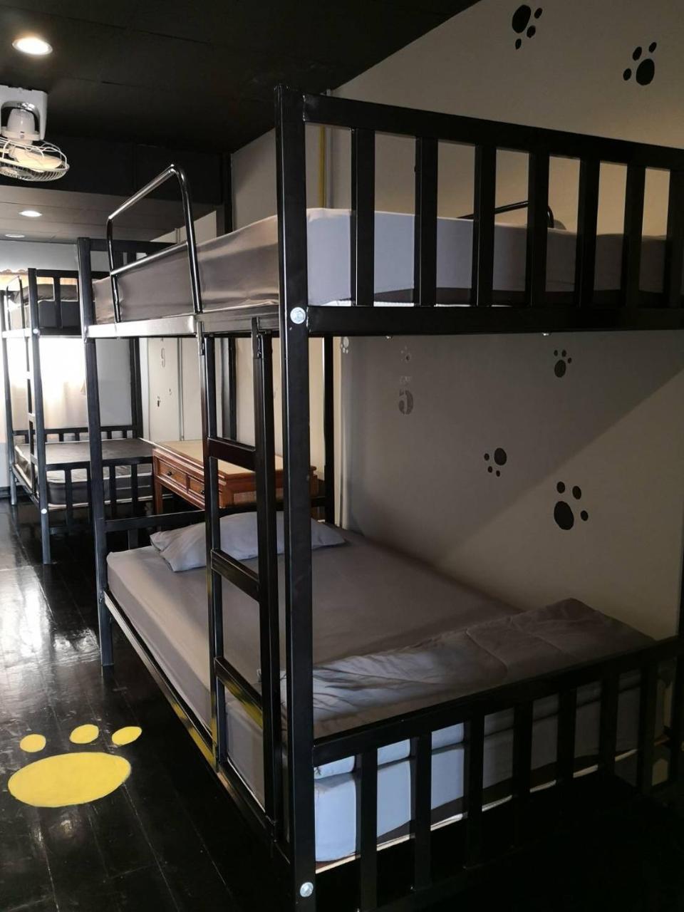 Feel Like Home Dormitory & Cafe 曼谷 外观 照片