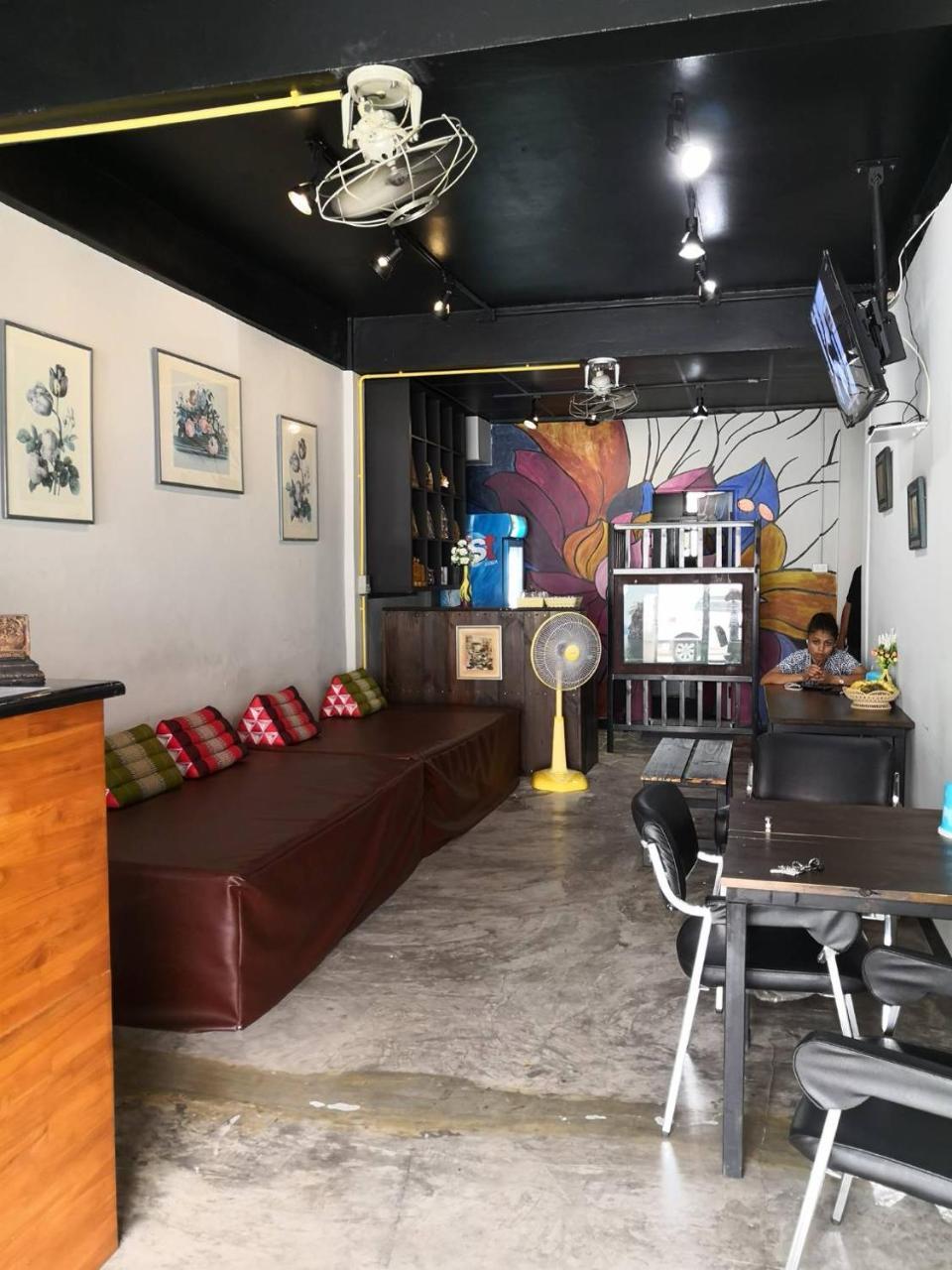 Feel Like Home Dormitory & Cafe 曼谷 外观 照片