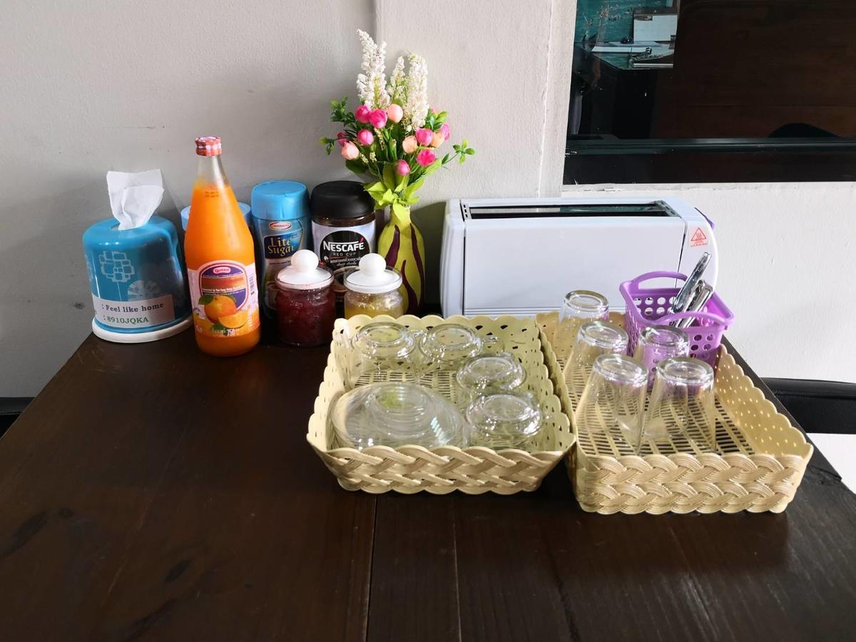 Feel Like Home Dormitory & Cafe 曼谷 外观 照片