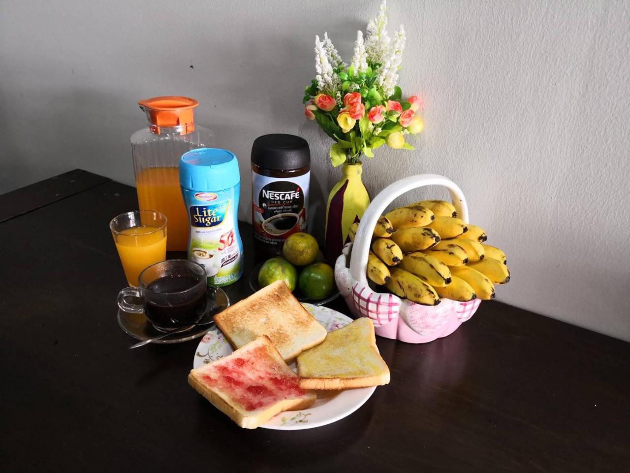 Feel Like Home Dormitory & Cafe 曼谷 外观 照片