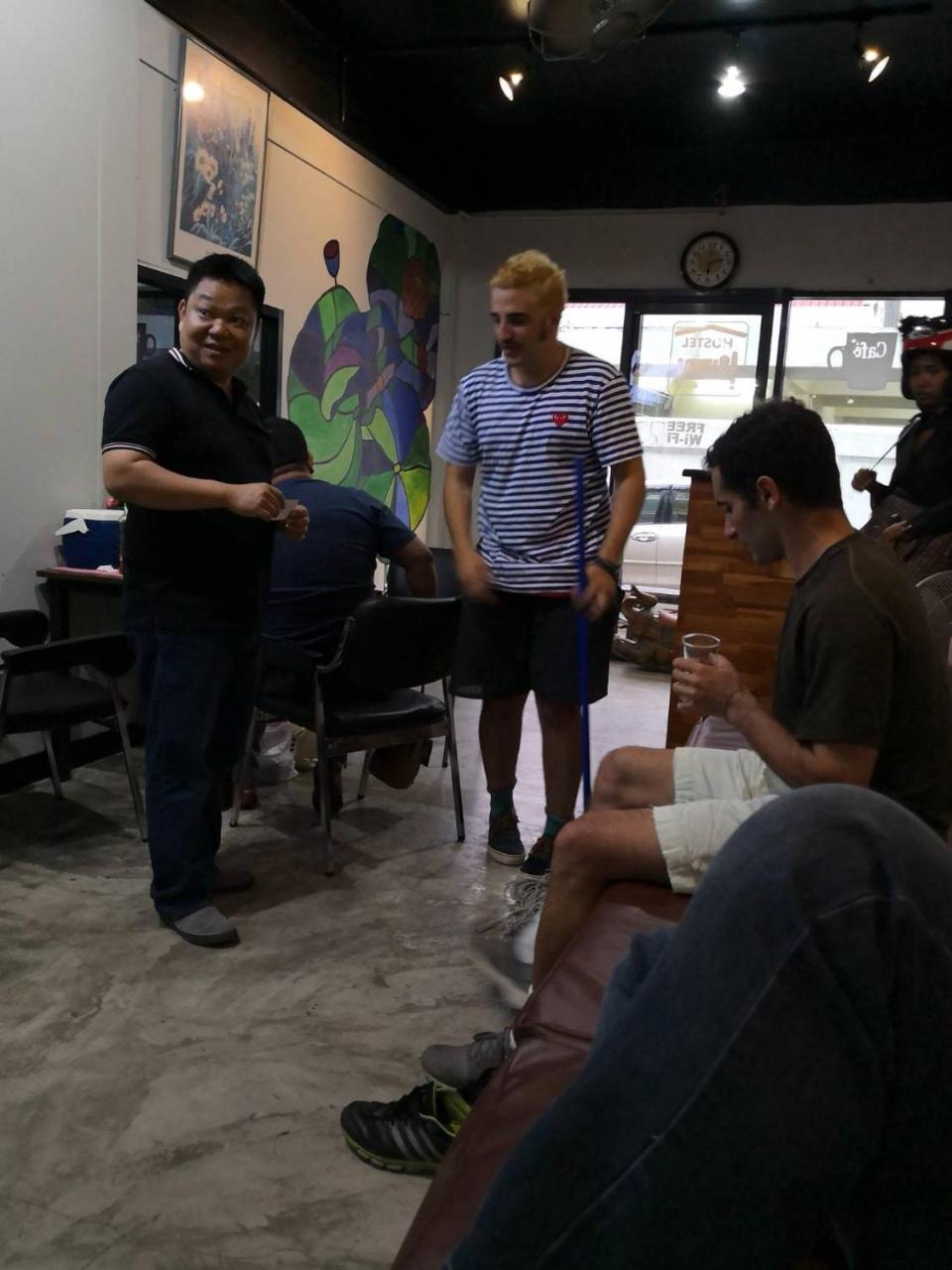Feel Like Home Dormitory & Cafe 曼谷 外观 照片