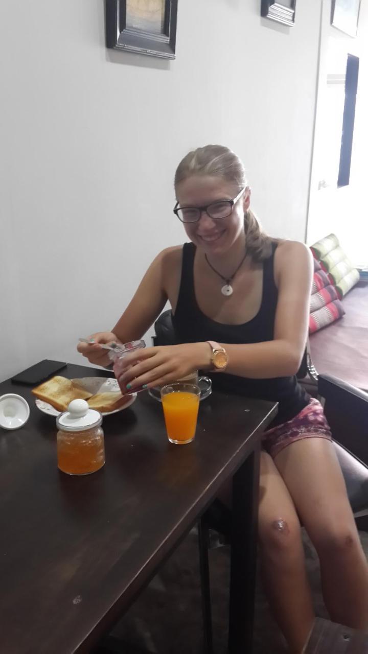 Feel Like Home Dormitory & Cafe 曼谷 外观 照片