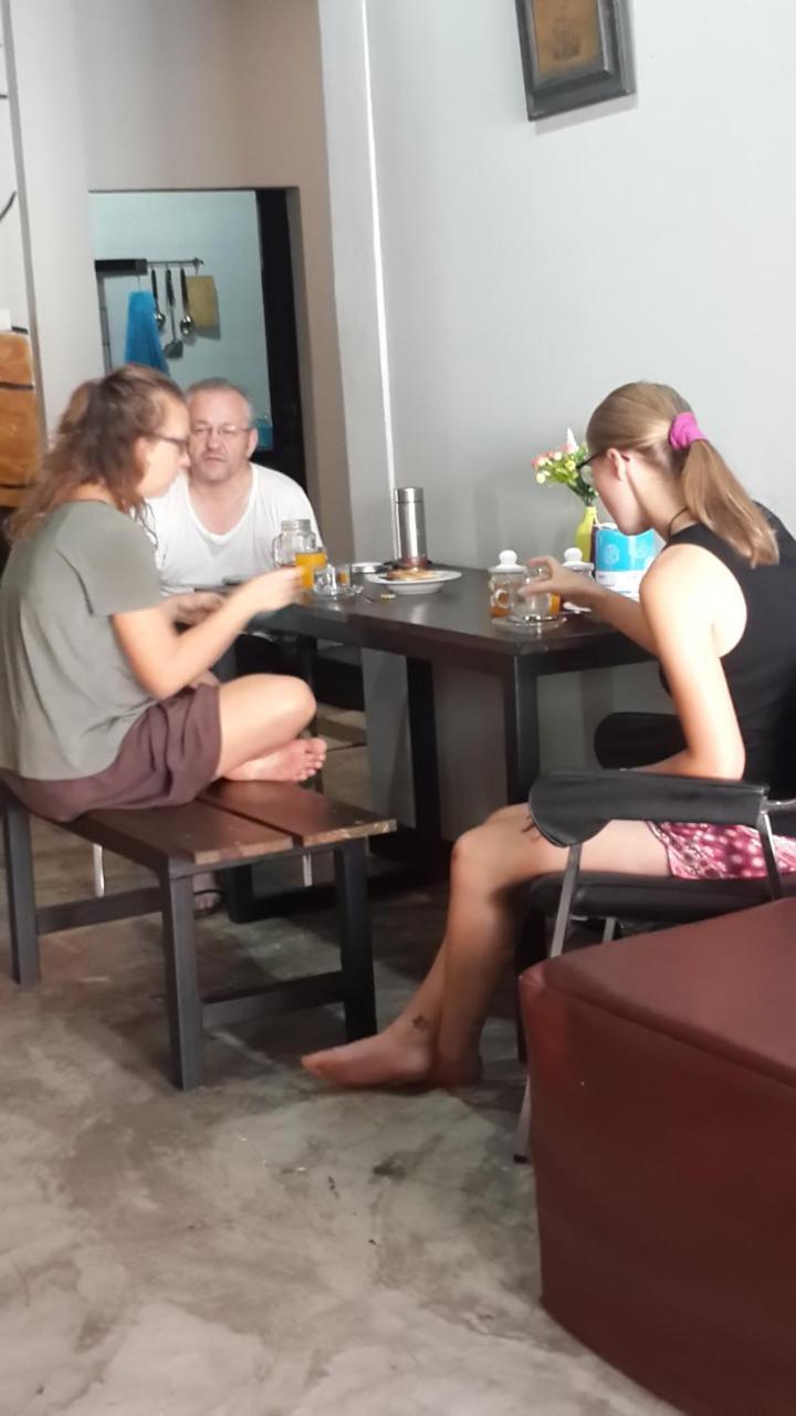 Feel Like Home Dormitory & Cafe 曼谷 外观 照片