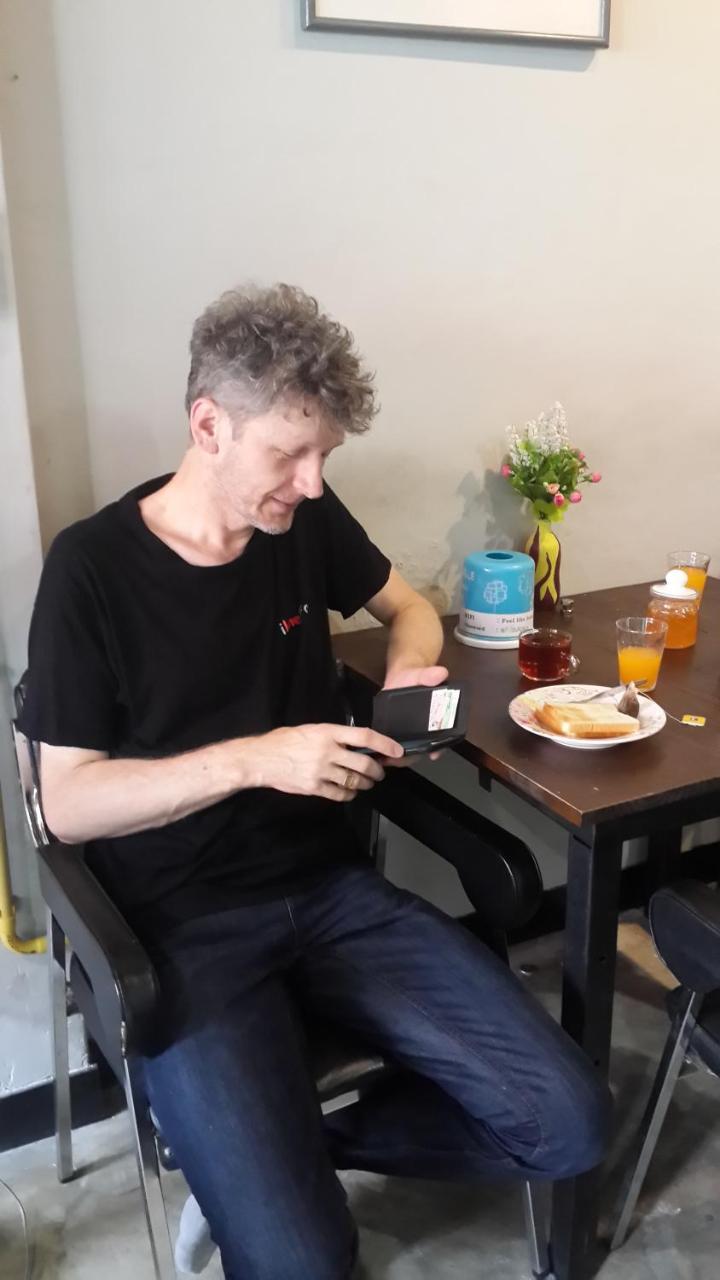 Feel Like Home Dormitory & Cafe 曼谷 外观 照片