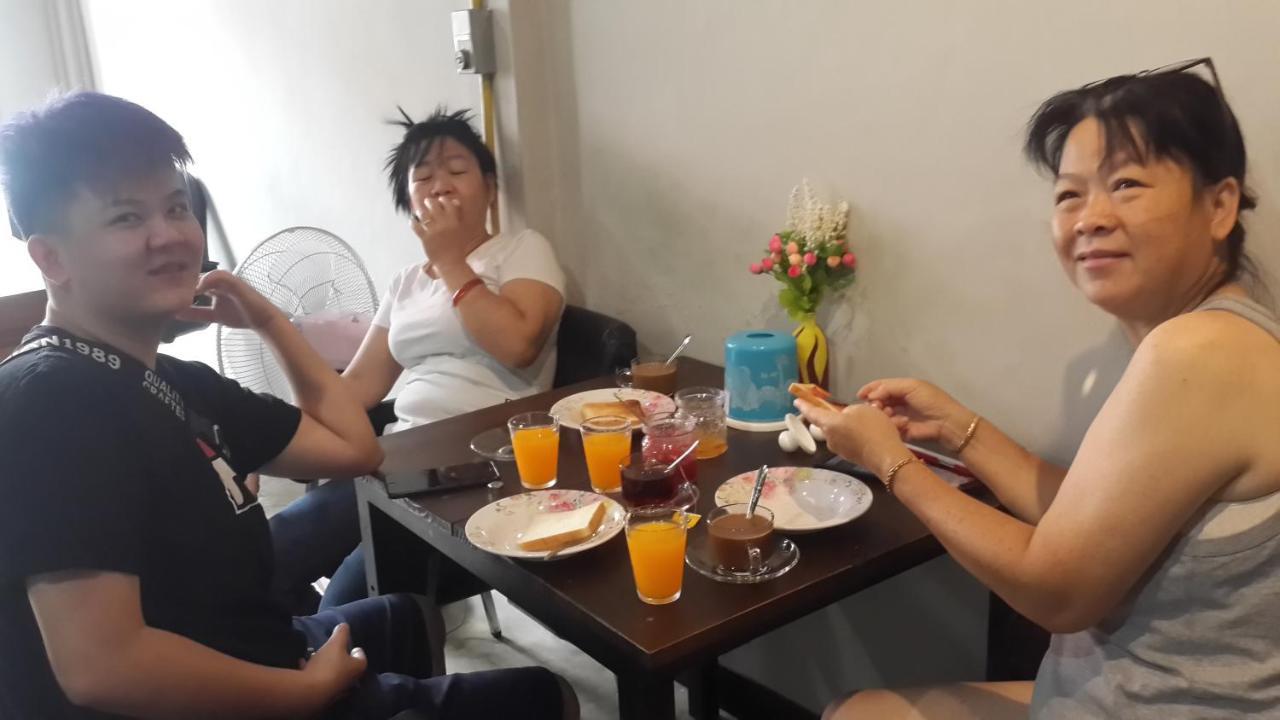 Feel Like Home Dormitory & Cafe 曼谷 外观 照片