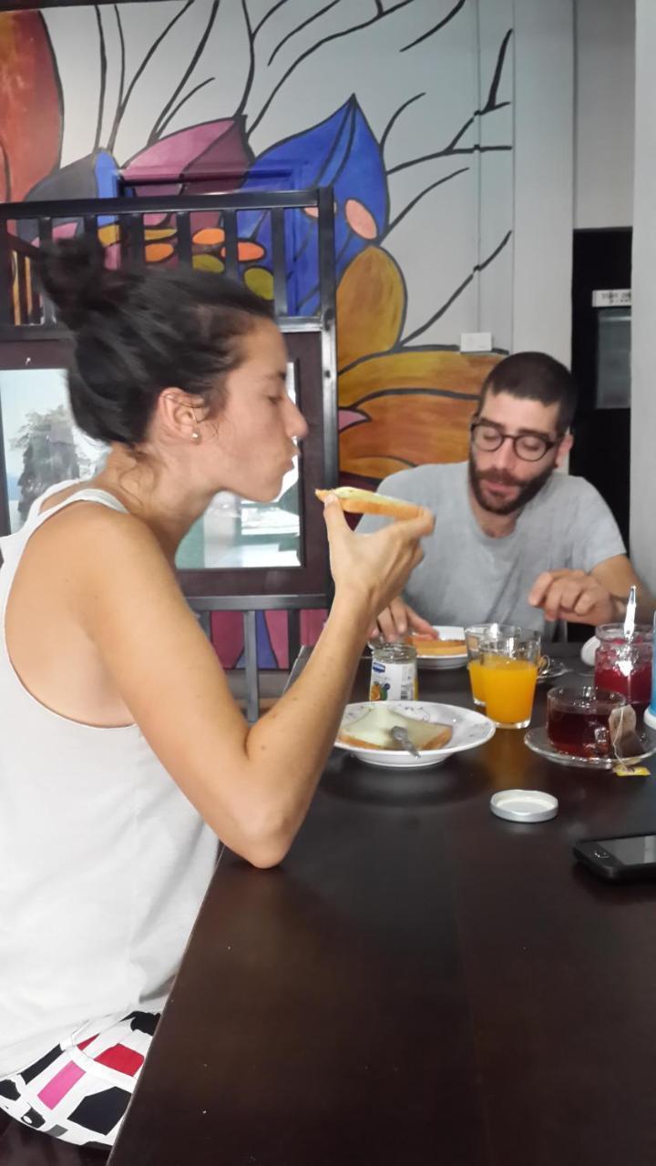 Feel Like Home Dormitory & Cafe 曼谷 外观 照片
