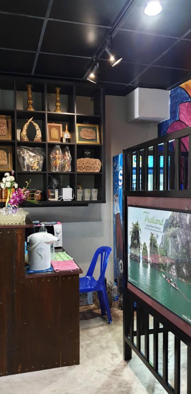 Feel Like Home Dormitory & Cafe 曼谷 外观 照片