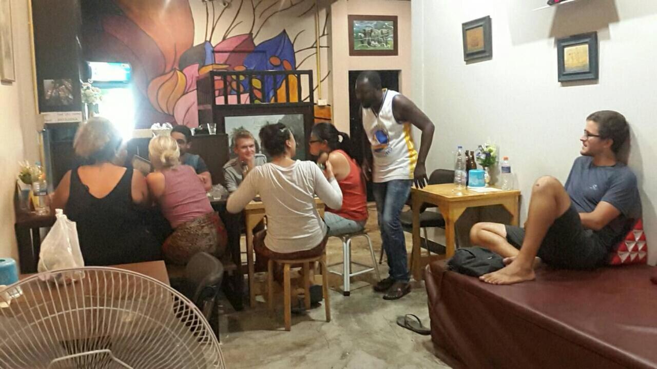 Feel Like Home Dormitory & Cafe 曼谷 外观 照片