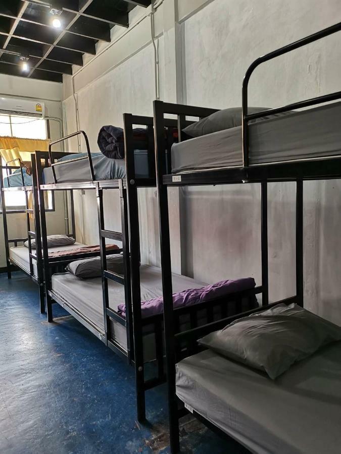 Feel Like Home Dormitory & Cafe 曼谷 外观 照片