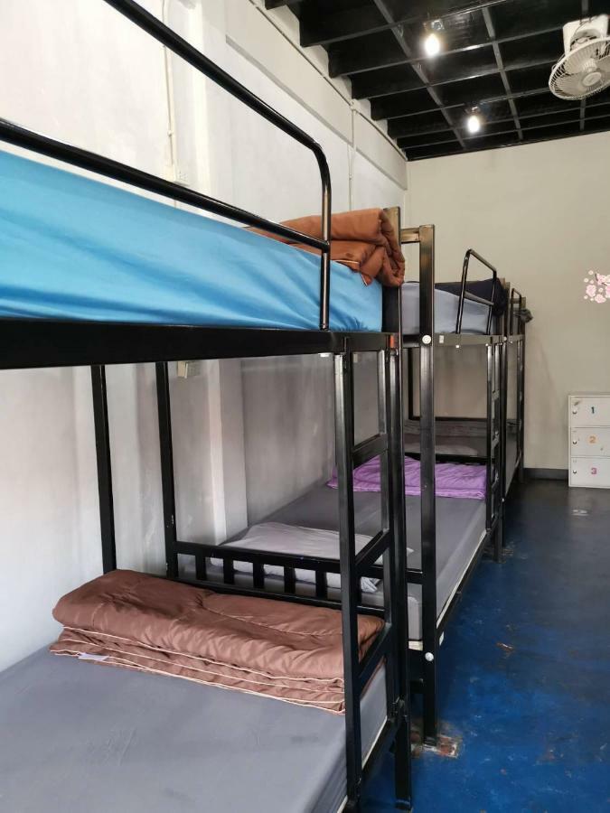 Feel Like Home Dormitory & Cafe 曼谷 外观 照片